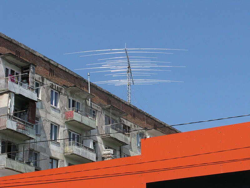 разлапистая антенна на доме в Тбилиси