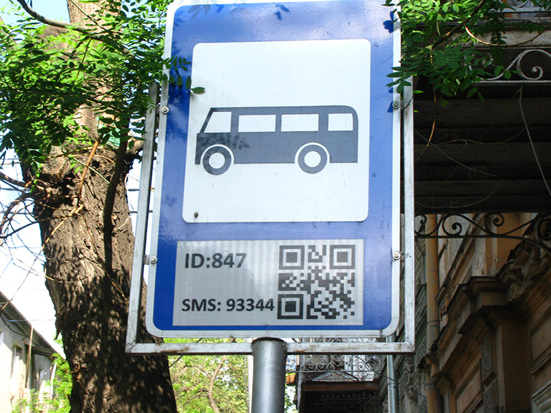 остановка, подписанная числом, номером SMS и qr-кодом, но не человеческим языком. Тбилиси