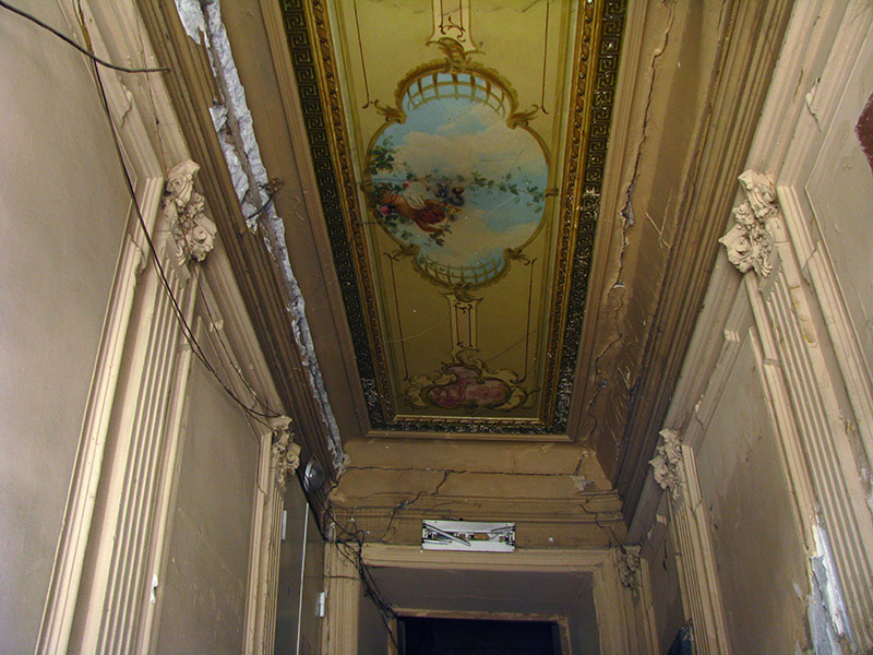 роспись потолка и трещины в подъезде старого дома. Сололаки, Тбилиси