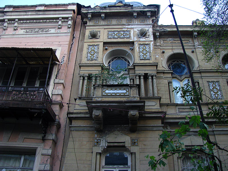 красивый треснувший фасад старого дома. Сололаки, Тбилиси