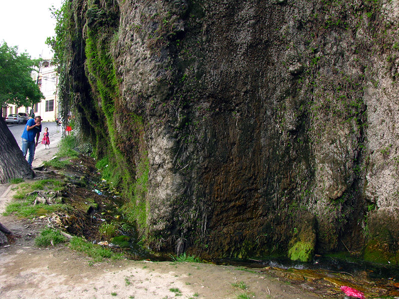 обрыв со струйками воды, Авлабари, Тбилиси