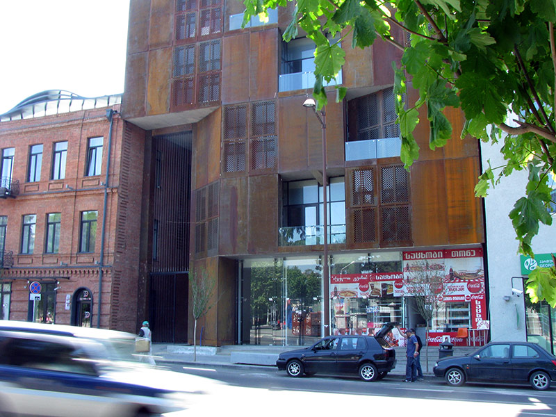 ржавый дом, современная архитектура Тбилиси