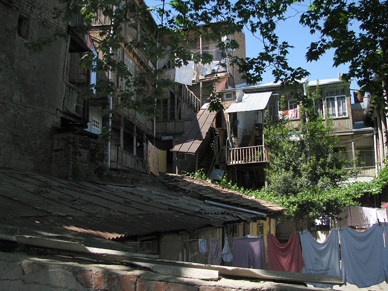 Дворик и нагромождение лестниц. Тбилиси