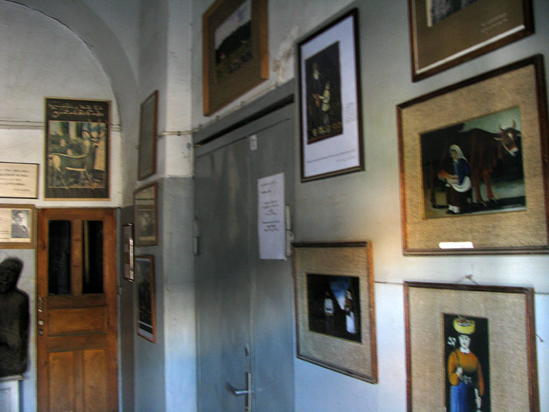 стенка с фотками в музее Пиросмани