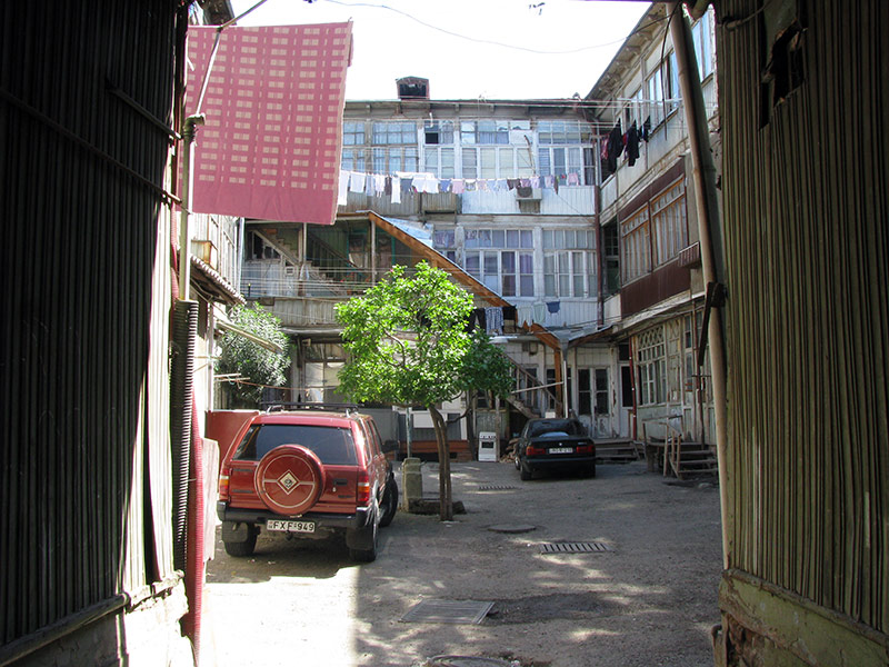 дворик дома 29 по улице Пиросмани, Тбилиси