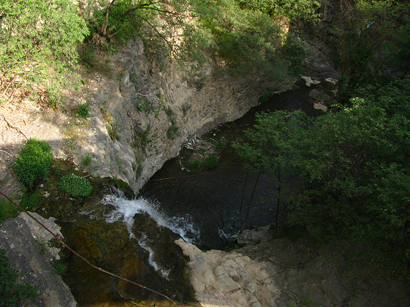 Маленький водопад под мостиков в ботсаду Тбилиси