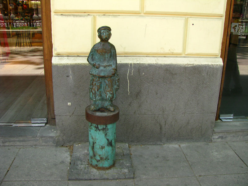 уличная скульптура на ул. Руставели, Тбилиси