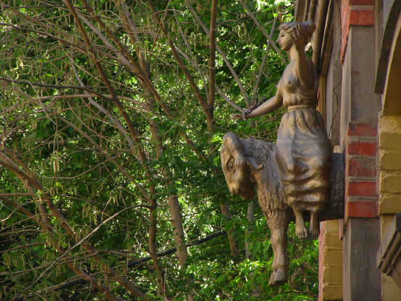 Женщина на баране. Скульптура на стене дома в Тбилиси