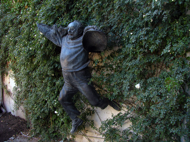Памятник Параджанову в Тбилиси