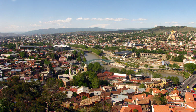 Вид на Тбилиси с канатной дороги в Нарикалу