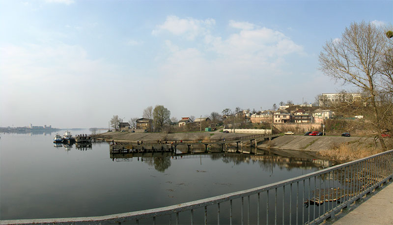 Рыбаки на причалах, вид с моста над устьем речки Червоной (Красной). Триполье