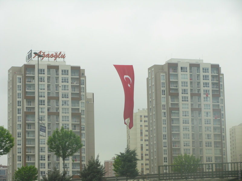 Огромный флаг Турции между двумя многоэтажками. Стамбул
