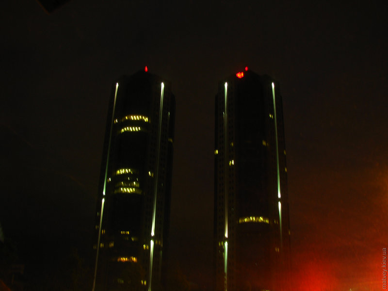 два небоскрёба ночью. Стамбул, Турция