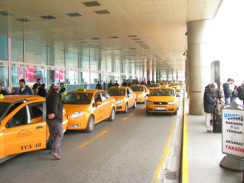 Очередь такси около выхода из аэропорта Ататюрк. Стамбул, Турция