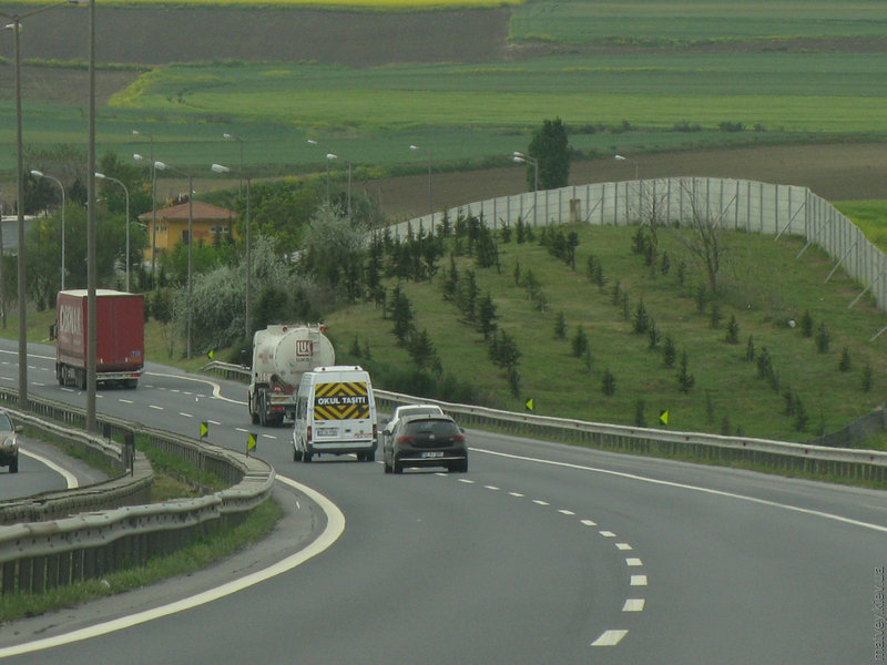 Микроавтобус Okul Taşiti на шоссе E80, Турция
