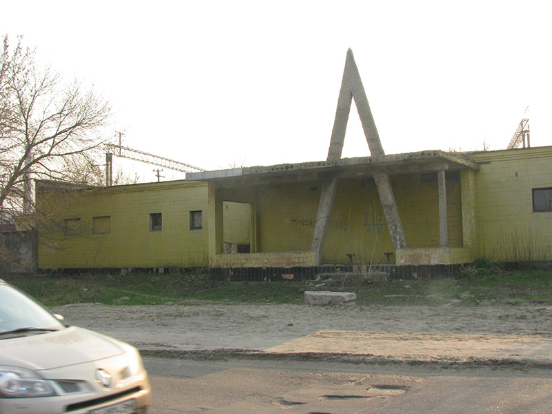 Разбитая и заброшенная автобусная остановка в Украинке