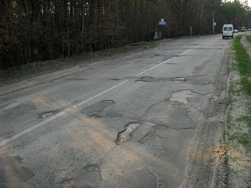 Разбитый дорога около Украинки. Ямы, колдобины в асфальте