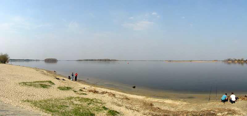 Рыбаки на берегу пляжа в Украинке. Ул. Сосновая