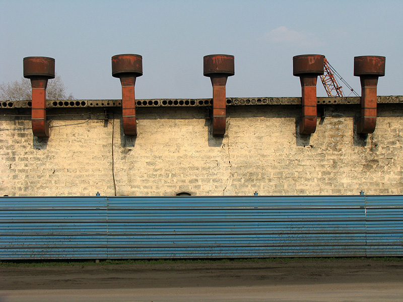 старое промышленное здание в промзоне по дороге между Украинкой и Трипольем