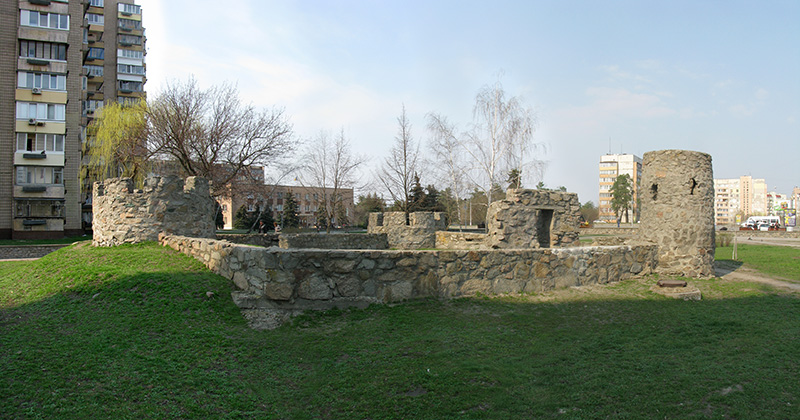 детский городок-крепость около площади Шевченко и улицы Юности в Украинке