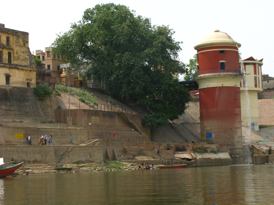Водонапірна башта між гхатами Тулсі та Бхадаїні. Варанасі, Індія