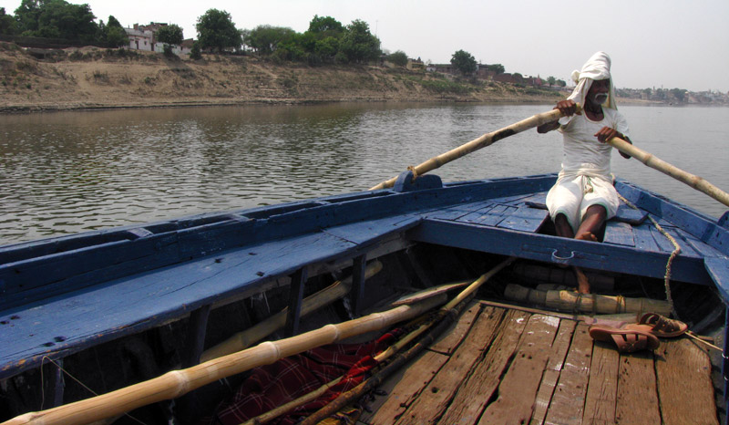 Індієць веслує Гангом у Варанасі, Індія