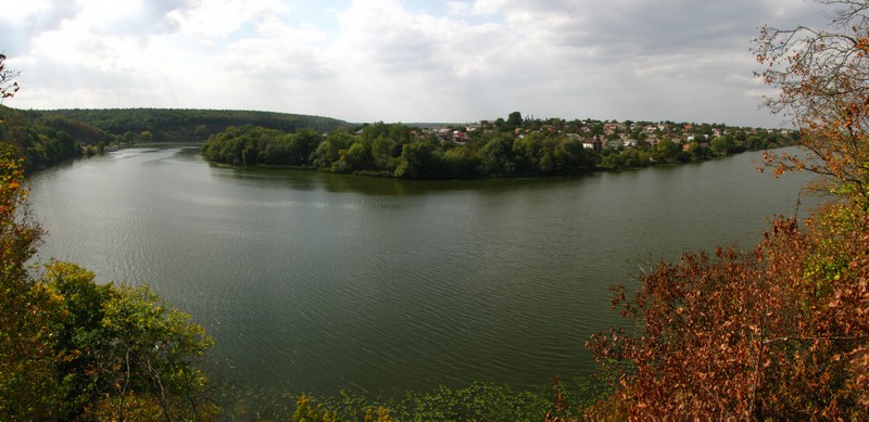 Панорама вигину Південного Бугу з високого берегу