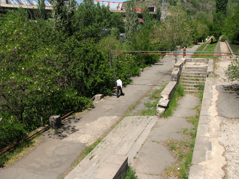 Ереван. Зарастающие парковые дорожки около станции детской железной дороги