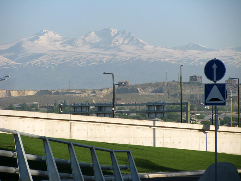 Вид на Арагац от аэропорта EVN