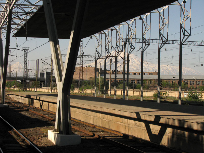 опоры крытых платформ. Вокзал Ереван