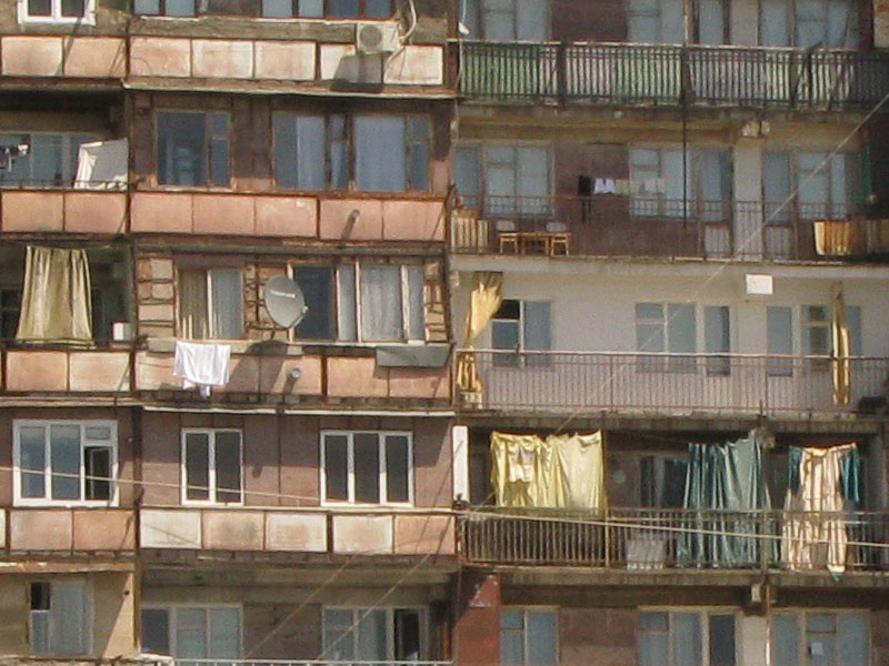 занавески на балконах. Ереван