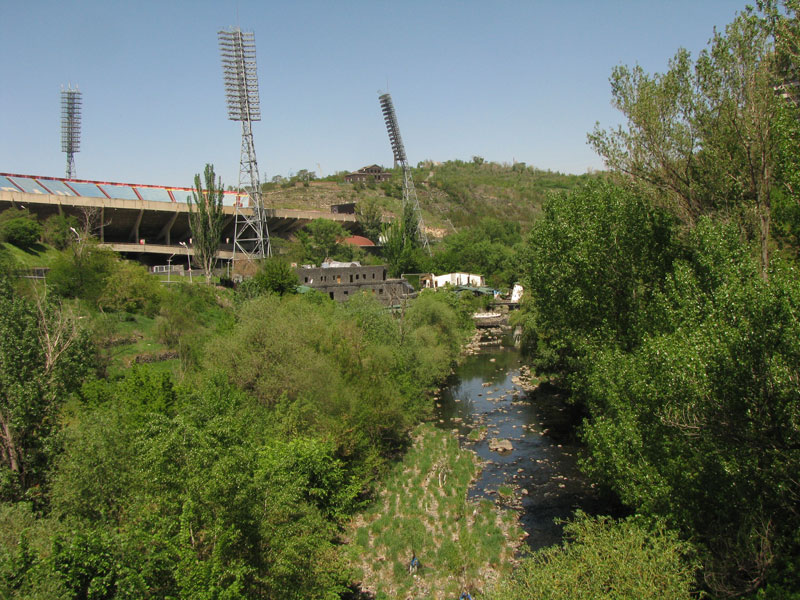 вид на реку Раздан с пешеходного моста около стадиона
