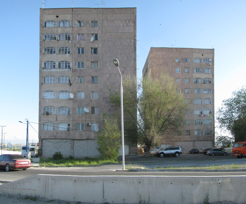 жилые многоэтажки у аэропорта Еревана