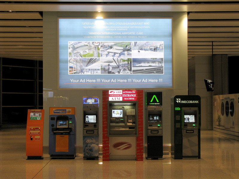 Платёжные терминалы, выстроенные аккуратно в ряд в аэропорту Звартноц