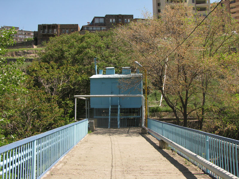 насосная станция на мосту над рекой Раздан