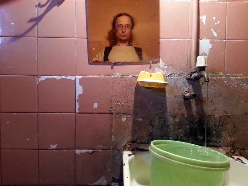 автопортрет в туалете вокзала в Ереване