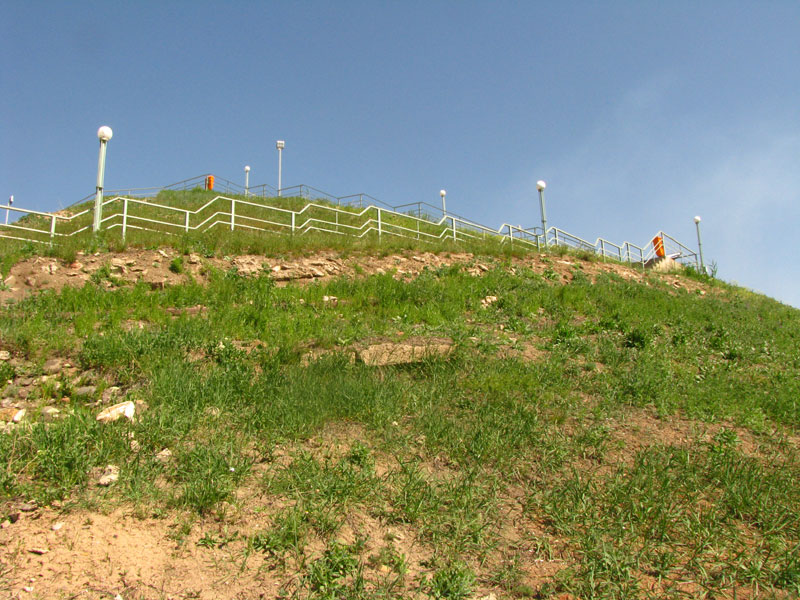 Перила и урны лестницы к развалинам Эребуни