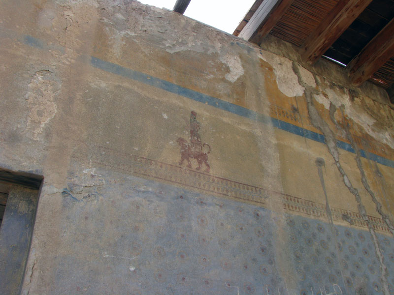 Фреска под старину на стене в Эребуни