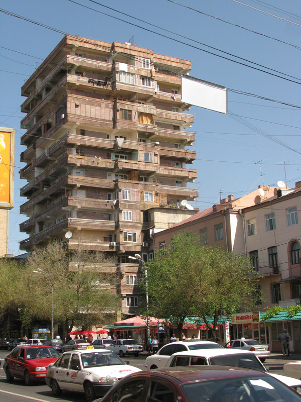 Многоэтажный жилой дом с балконными галереями. Район Кентрон, центр Еревана