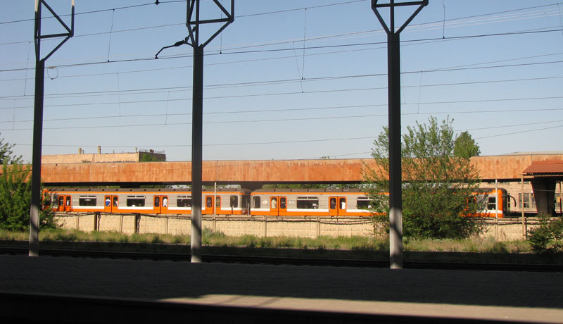 оранжевый поезд метро на станции «Сасунци Давид»