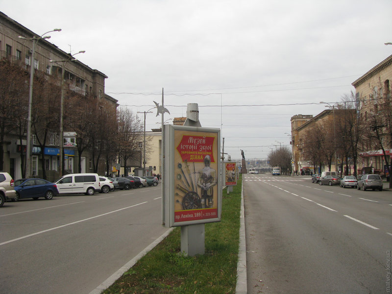 Сітілайт музею зброї, на який додали лицарський шолом. Запоріжжя, Україна. Пізня осінь, 2013