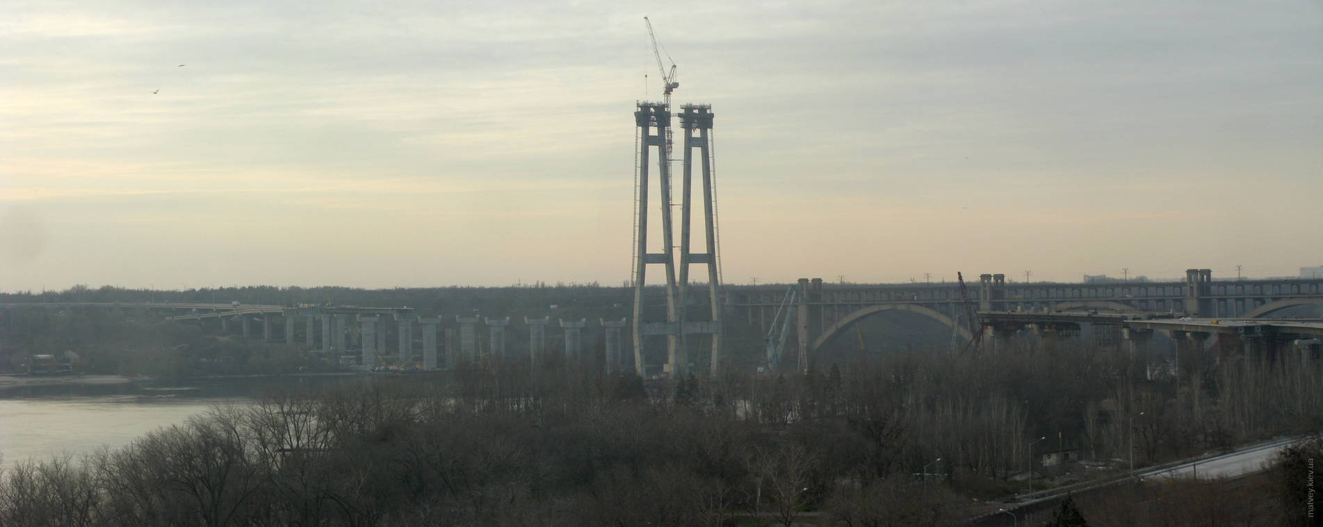 Будівництво нового мосту в Запоріжжі. Вид з готелю. Запоріжжя, Україна. Пізня осінь, 2013