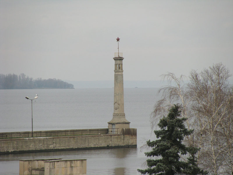 Маяк шлюзу ДніпроГЕС. Запоріжжя, Україна. Пізня осінь, 2013