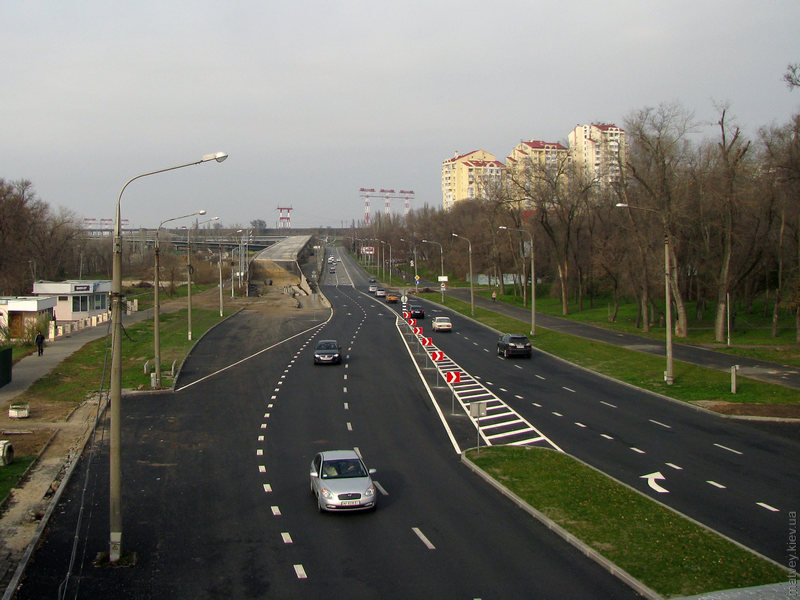 новий асфальт на Прибережній автомагістралі та будівництво мосту на Хортицю. Запоріжжя, Україна. Пізня осінь, 2013