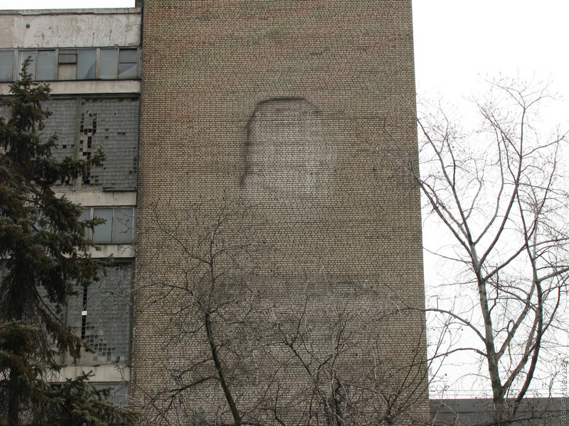 след головы Ленина на стене завода «Гамма»