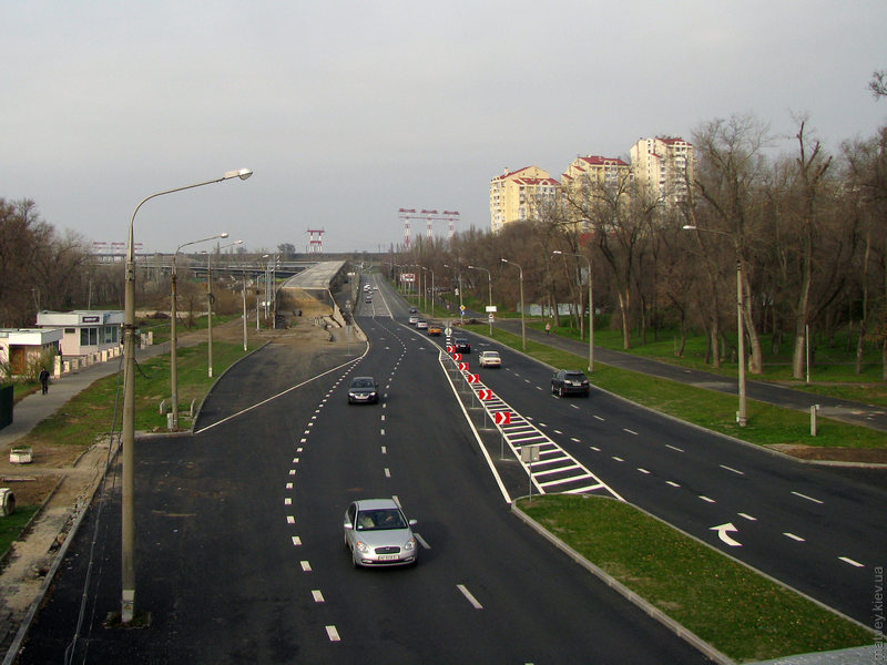 новый асфальт на Прибережной автомагистрали и строящийся мост