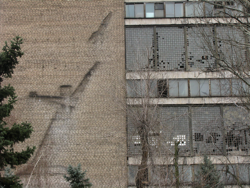 след советского оформления на стене завода «Гамма»