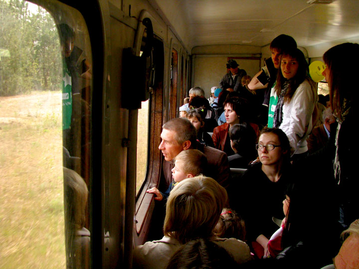 Люди в вагоне Запорожской детской железной дороги