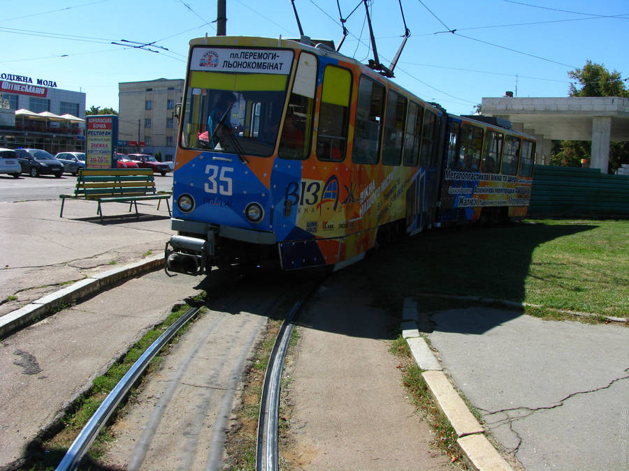Трамвай (вагоны Tatra KT4) на площади победы. Житомир