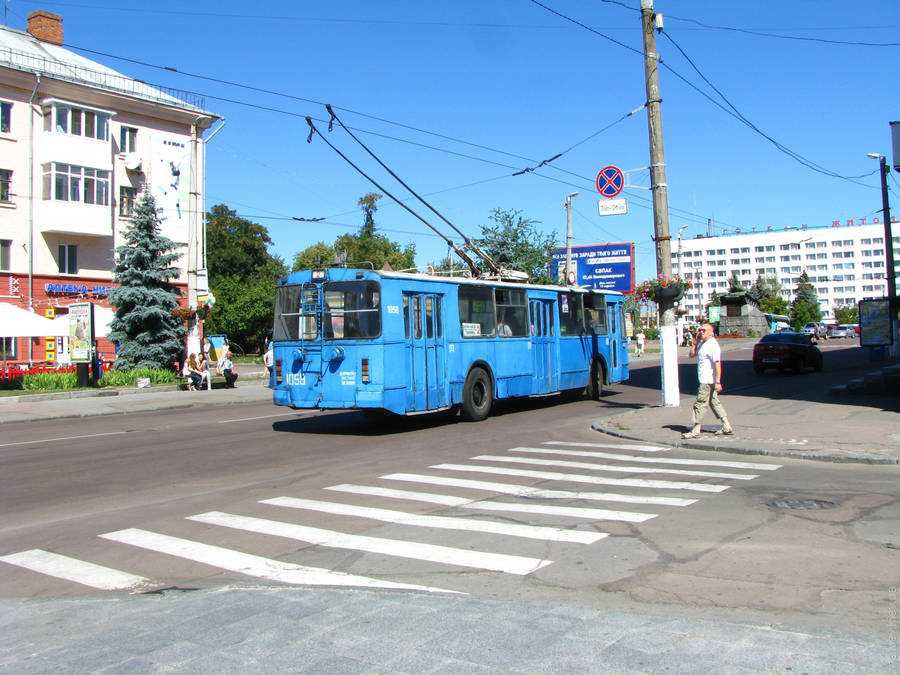 Старый синий троллейбус на маршруте. Житомир